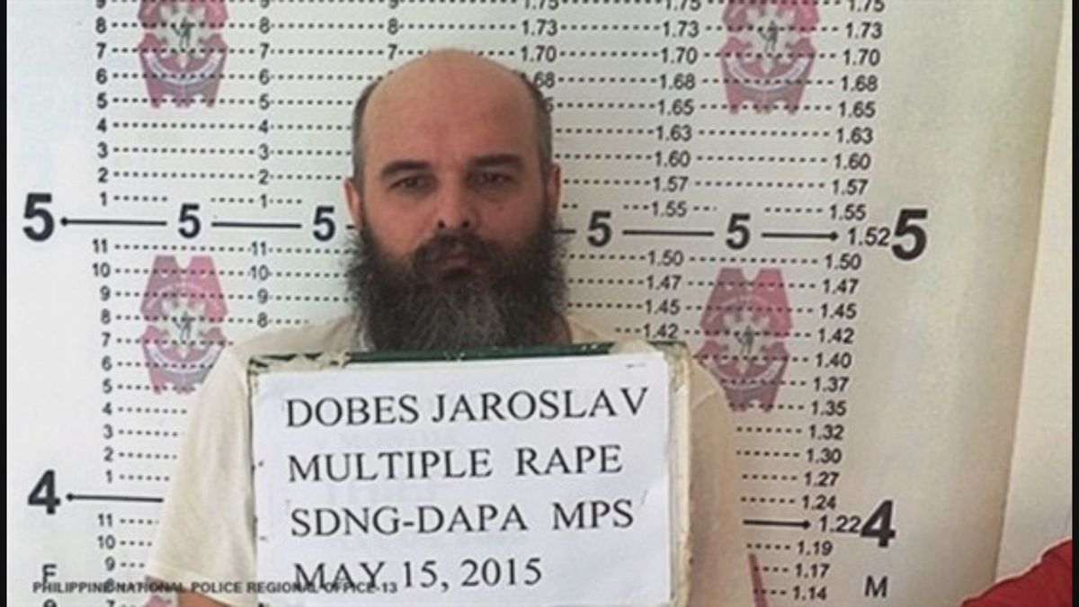 Guru Jára má jít do vězení za dalších šest znásilnění, je ale na Filipínách